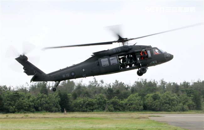 特戰連實施空中突擊應援作戰。（記者邱榮吉/攝影）