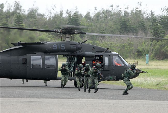特戰連實施空中突擊應援作戰。（記者邱榮吉/攝影）
