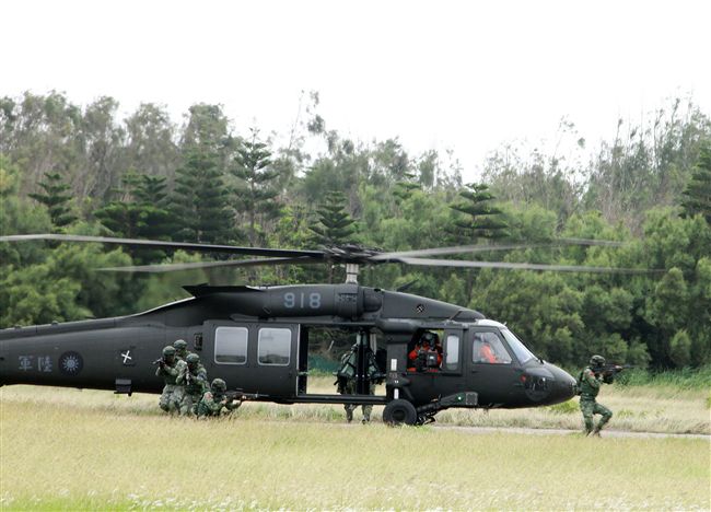 特戰連實施空中突擊應援作戰。（記者邱榮吉/攝影）