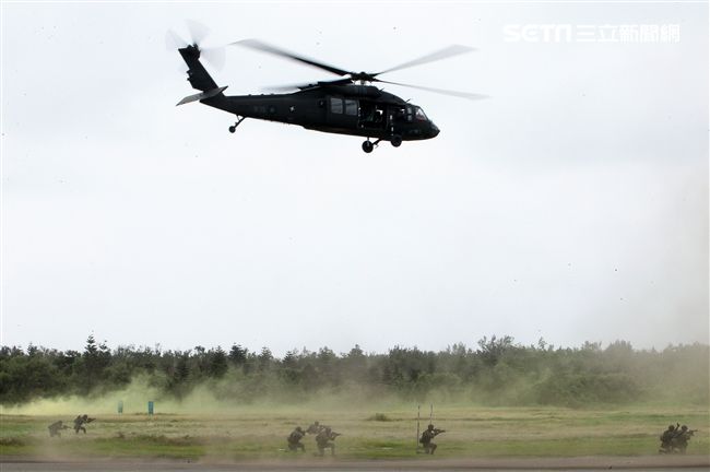 特戰連實施空中突擊應援作戰。（記者邱榮吉/攝影）