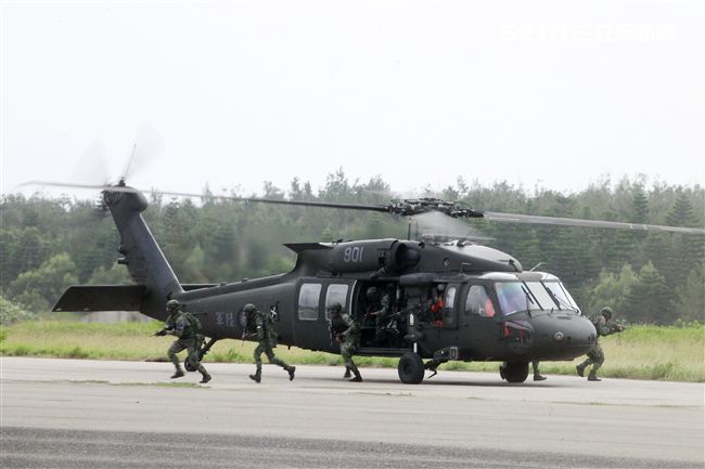 特戰連實施空中突擊應援作戰。（記者邱榮吉/攝影）