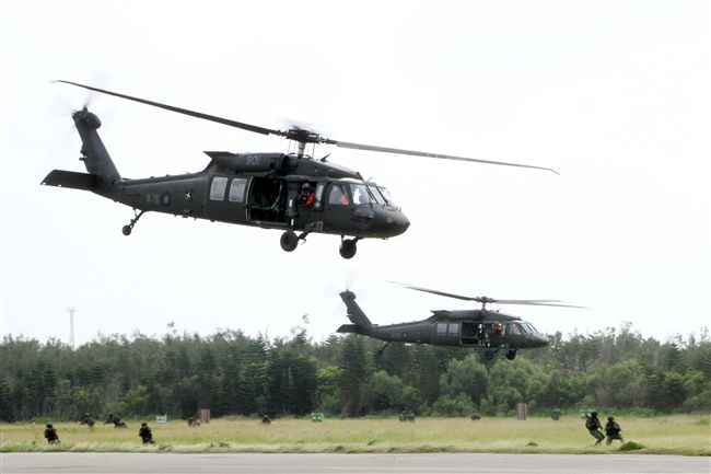 特戰連實施空中突擊應援作戰。（記者邱榮吉/攝影）