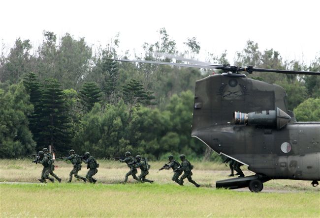 特戰連實施空中突擊應援作戰。（記者邱榮吉/攝影）