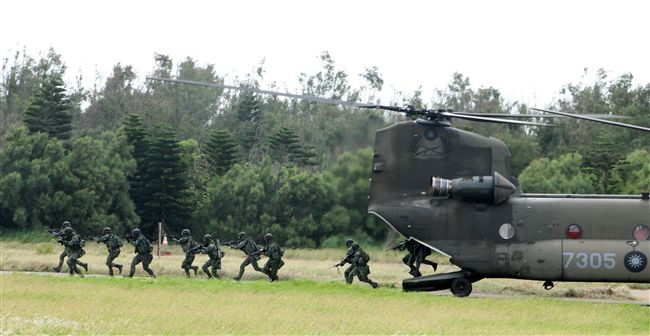 特戰連實施空中突擊應援作戰。（記者邱榮吉/攝影）
