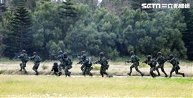 國軍「漢光33號」演習，三軍聯合反登陸作戰操演（25）日於澎湖登場，聯合兵、火力、區分空中應援、泊地攻擊、反舟波射擊、坐灘現火殲及防護射擊，以遂行反登陸作戰操演。（記者邱榮吉/攝影）
