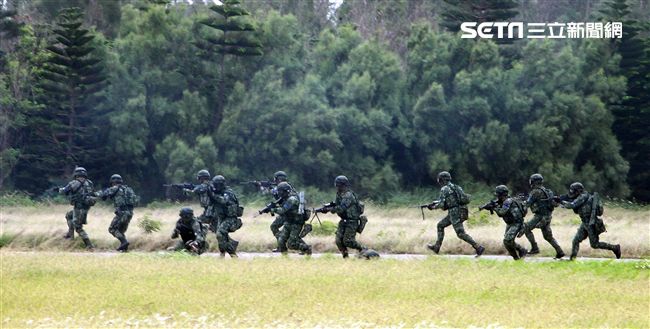 特戰連實施空中突擊應援作戰。（記者邱榮吉/攝影）