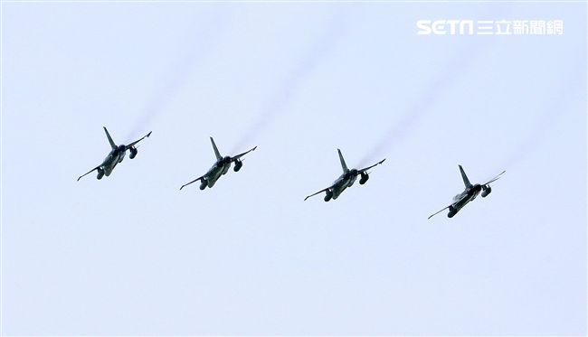 國軍「漢光33號」演習，三軍聯合反登陸作戰操演（25）日於澎湖登場，聯合兵、火力、區分空中應援、泊地攻擊、反舟波射擊、坐灘現火殲及防護射擊，以遂行反登陸作戰操演。（記者邱榮吉/攝影）