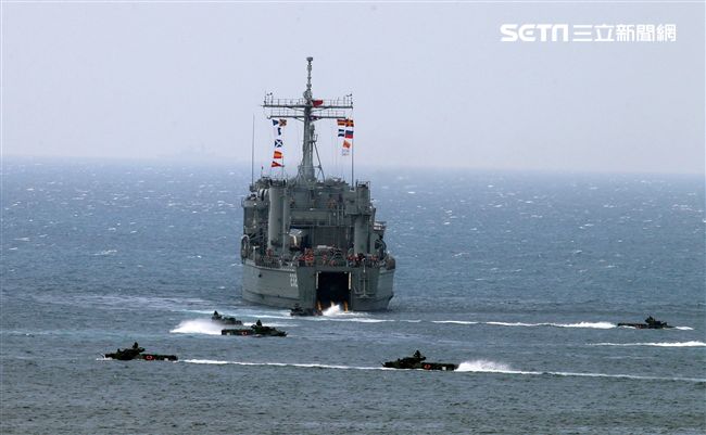 國軍「漢光33號」演習，三軍聯合反登陸作戰操演（25）日於澎湖登場，聯合兵、火力、區分空中應援、泊地攻擊、反舟波射擊、坐灘現火殲及防護射擊，以遂行反登陸作戰操演。（記者邱榮吉/攝影）