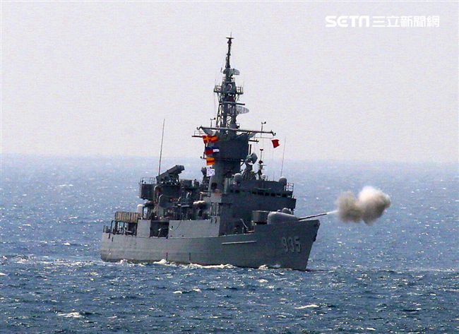 國軍「漢光33號」演習，三軍聯合反登陸作戰操演（25）日於澎湖登場，聯合兵、火力、區分空中應援、泊地攻擊、反舟波射擊、坐灘現火殲及防護射擊，以遂行反登陸作戰操演。（記者邱榮吉/攝影）