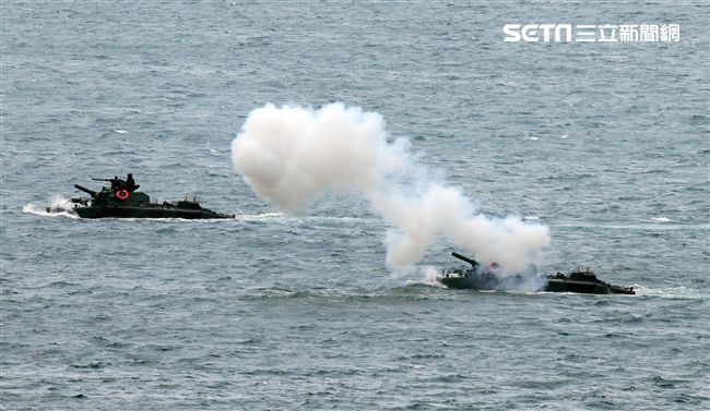 海軍陸戰隊兩棲AAV7兩棲突擊車實施海上反登陸作戰。（記者邱榮吉/攝影）