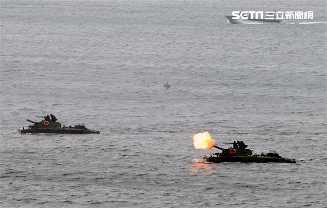 海軍陸戰隊兩棲AAV7兩棲突擊車實施海上反登陸作戰。（記者邱榮吉/攝影）
