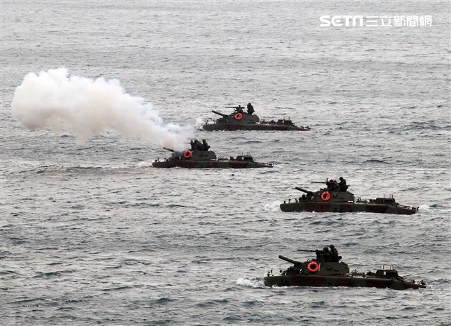 海軍陸戰隊兩棲AAV7兩棲突擊車實施海上反登陸作戰。（記者邱榮吉/攝影）