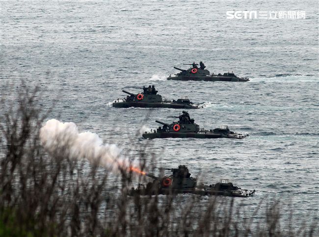 海軍陸戰隊兩棲AAV7兩棲突擊車實施海上反登陸作戰。（記者邱榮吉/攝影）