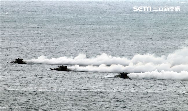 海軍陸戰隊兩棲AAV7兩棲突擊車實施海上反登陸作戰。（記者邱榮吉/攝影）