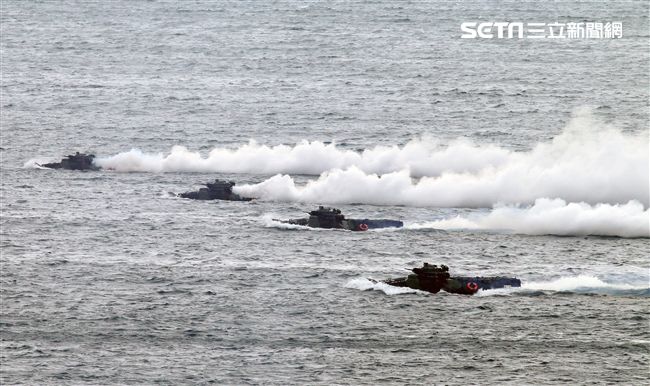海軍陸戰隊兩棲AAV7兩棲突擊車實施海上反登陸作戰。（記者邱榮吉/攝影）