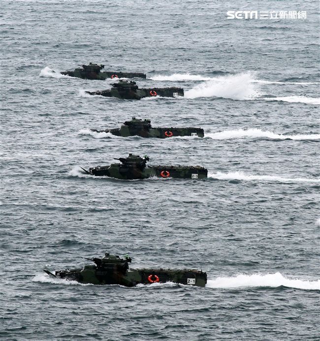 海軍陸戰隊兩棲AAV7兩棲突擊車實施海上反登陸作戰。（記者邱榮吉/攝影）