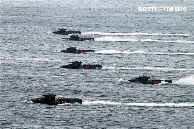 海軍陸戰隊兩棲AAV7兩棲突擊車實施海上反登陸作戰。（記者邱榮吉/攝影）