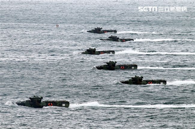 海軍陸戰隊兩棲AAV7兩棲突擊車實施海上反登陸作戰。（記者邱榮吉/攝影）