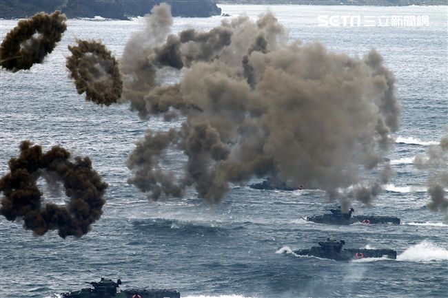 海軍陸戰隊兩棲AAV7兩棲突擊車實施海上反登陸作戰。（記者邱榮吉/攝影）