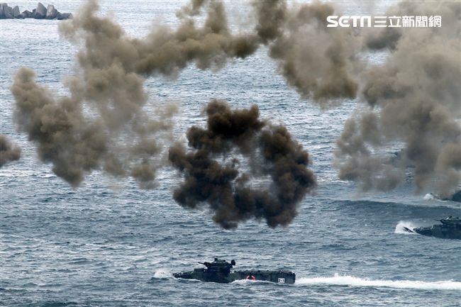 海軍陸戰隊兩棲AAV7兩棲突擊車實施海上反登陸作戰。（記者邱榮吉/攝影）