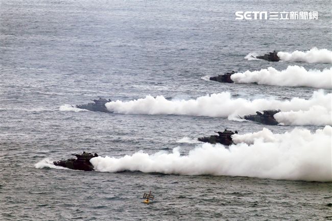 海軍陸戰隊兩棲AAV7兩棲突擊車實施海上反登陸作戰。（記者邱榮吉/攝影）