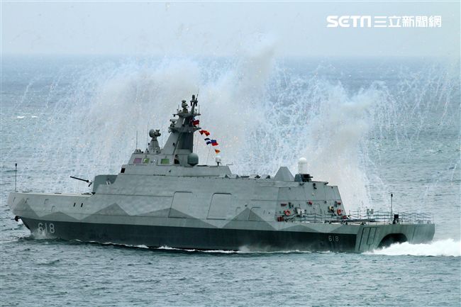 國軍「漢光33號」演習，三軍聯合反登陸作戰操演（25）日於澎湖登場，聯合兵、火力、區分空中應援、泊地攻擊、反舟波射擊、坐灘現火殲及防護射擊，以遂行反登陸作戰操演。（記者邱榮吉/攝影）