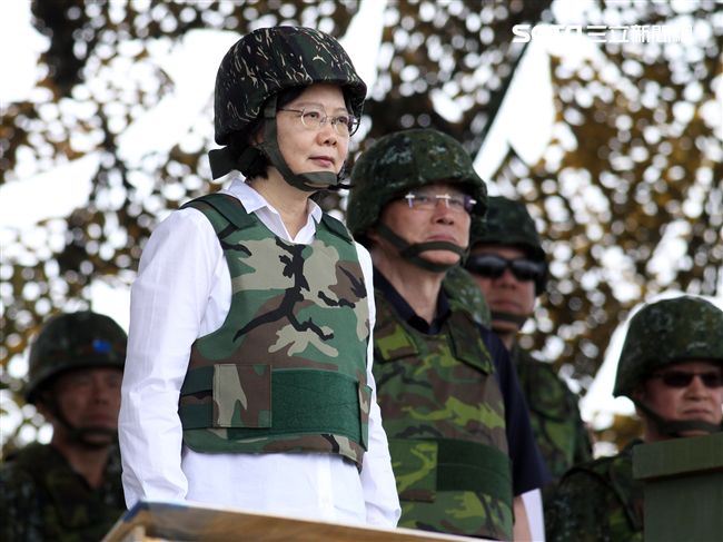 國軍「漢光33號」演習，三軍聯合反登陸作戰操演（25）日於澎湖登場，聯合兵、火力、區分空中應援、泊地攻擊、反舟波射擊、坐灘現火殲及防護射擊，以遂行反登陸作戰操演。（記者邱榮吉/攝影）