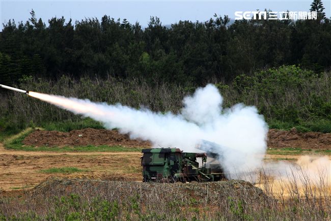 雷霆2000多管火箭實施射擊。（記者邱榮吉/攝影）