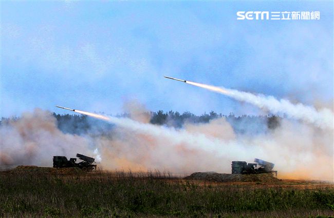 雷霆2000多管火箭實施射擊。（記者邱榮吉/攝影）