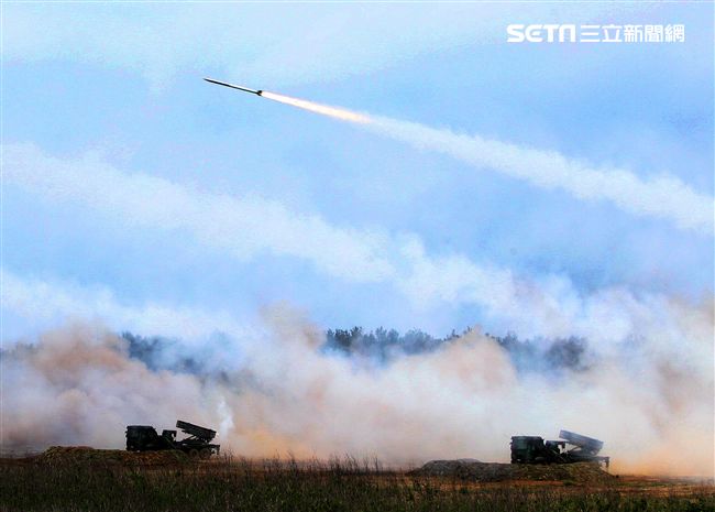 雷霆2000多管火箭實施射擊。（記者邱榮吉/攝影）
