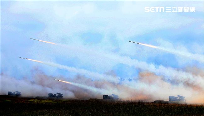 雷霆2000多管火箭實施射擊。（記者邱榮吉/攝影）