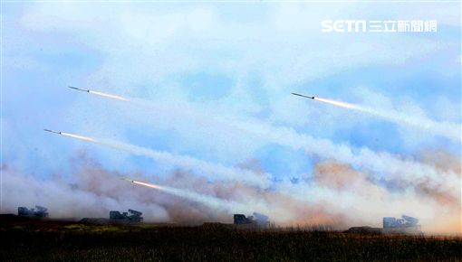 國軍「漢光33號」演習，三軍聯合反登陸作戰操演（25）日於澎湖登場，聯合兵、火力、區分空中應援、泊地攻擊、反舟波射擊、坐灘現火殲及防護射擊，以遂行反登陸作戰操演。（記者邱榮吉/攝影）