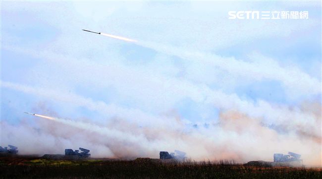 雷霆2000多管火箭實施射擊。（記者邱榮吉/攝影）