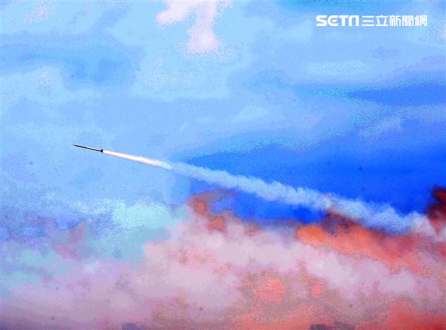 雷霆2000多管火箭實施射擊。（記者邱榮吉/攝影）