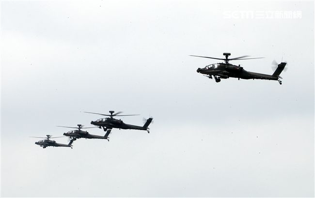 AH-64E阿帕契攻擊直升機實施地獄火飛彈射擊。（記者邱榮吉/攝影）
