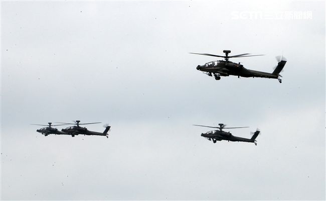 AH-64E阿帕契攻擊直升機實施地獄火飛彈射擊。（記者邱榮吉/攝影）