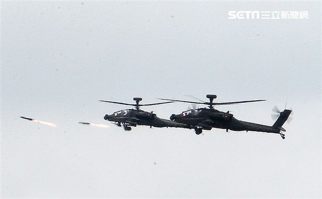 AH-64E阿帕契攻擊直升機實施地獄火飛彈射擊。（記者邱榮吉/攝影）