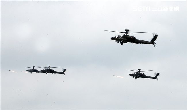 AH-64E阿帕契攻擊直升機實施地獄火飛彈射擊。（記者邱榮吉/攝影）