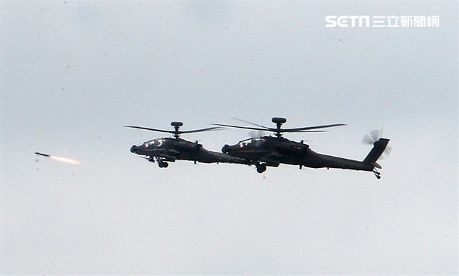 AH-64E阿帕契攻擊直升機實施地獄火飛彈射擊。（記者邱榮吉/攝影）