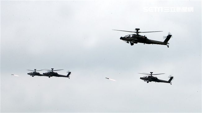 AH-64E阿帕契攻擊直升機實施地獄火飛彈射擊。（記者邱榮吉/攝影）