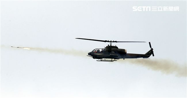 AH-1W眼鏡蛇攻擊直升機實施海神火箭射擊。（記者邱榮吉/攝影）