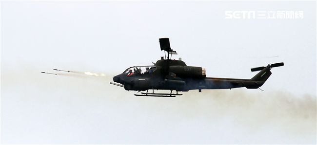 AH-1W眼鏡蛇攻擊直升機實施海神火箭射擊。（記者邱榮吉/攝影）