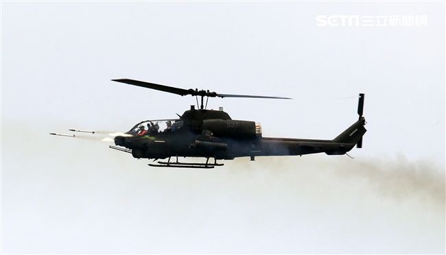 AH-1W眼鏡蛇攻擊直升機實施海神火箭射擊。（記者邱榮吉/攝影）