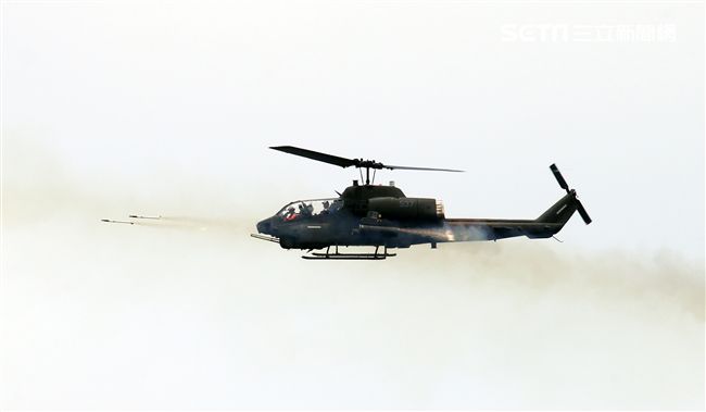 AH-1W眼鏡蛇攻擊直升機實施海神火箭射擊。（記者邱榮吉/攝影）