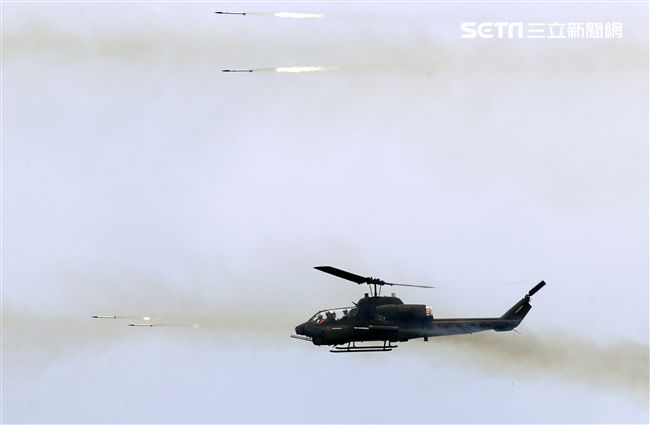 AH-1W眼鏡蛇攻擊直升機實施海神火箭射擊。（記者邱榮吉/攝影）