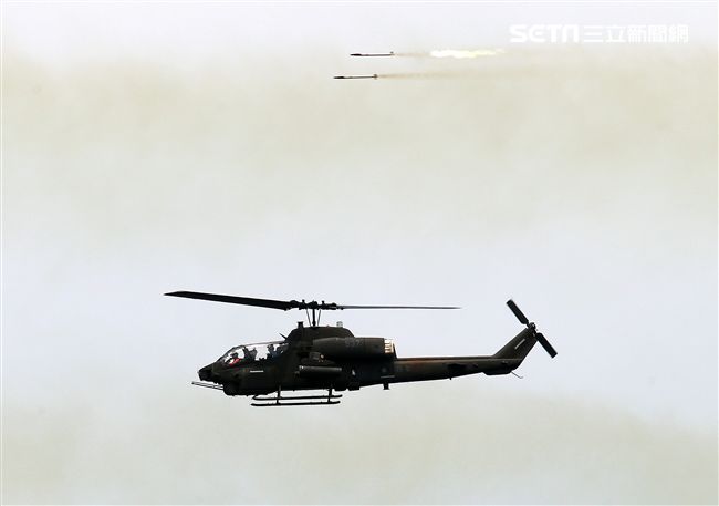 AH-1W眼鏡蛇攻擊直升機實施海神火箭射擊。（記者邱榮吉/攝影）