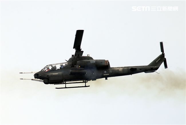 AH-1W眼鏡蛇攻擊直升機實施海神火箭射擊。（記者邱榮吉/攝影）