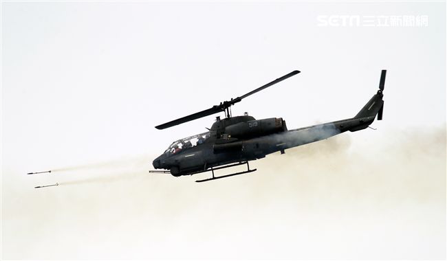 AH-1W眼鏡蛇攻擊直升機實施海神火箭射擊。（記者邱榮吉/攝影）