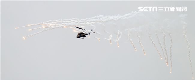 國軍「漢光33號」演習，三軍聯合反登陸作戰操演（25）日於澎湖登場，聯合兵、火力、區分空中應援、泊地攻擊、反舟波射擊、坐灘現火殲及防護射擊，以遂行反登陸作戰操演。（記者邱榮吉/攝影）