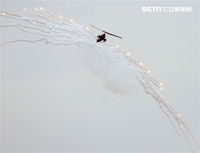 國軍「漢光33號」演習，三軍聯合反登陸作戰操演（25）日於澎湖登場，聯合兵、火力、區分空中應援、泊地攻擊、反舟波射擊、坐灘現火殲及防護射擊，以遂行反登陸作戰操演。（記者邱榮吉/攝影）